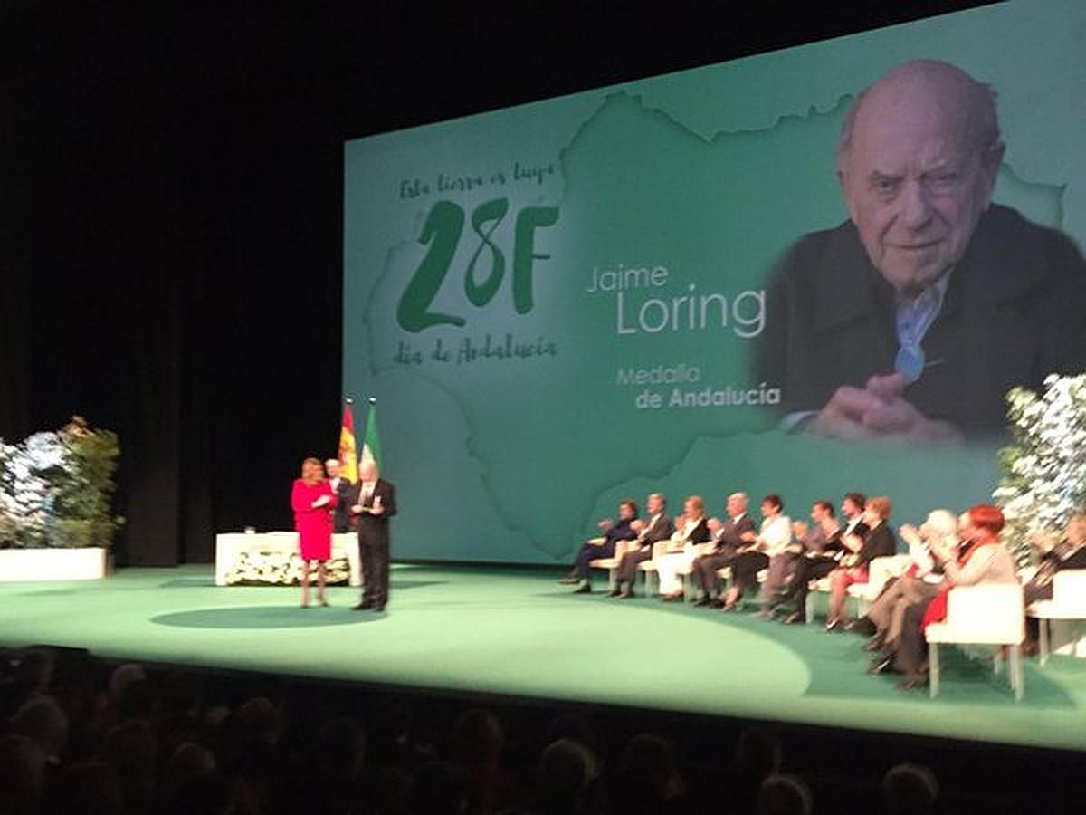 El profesor y economista jesuita fundador de ETEA, Jaime Loring, recibe la Medalla de Andalucía