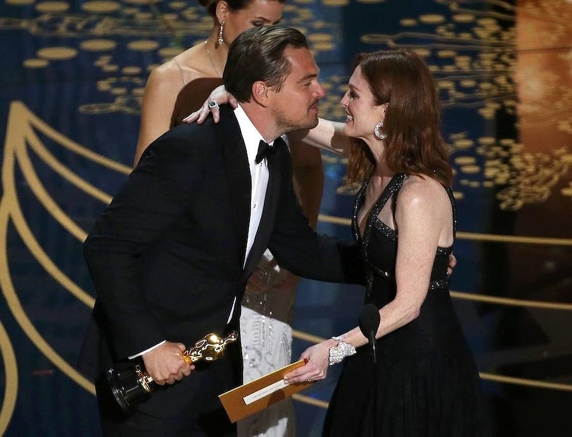 Momento emotivo de Leonardo DiCaprio recogiendo su esperado premio. 