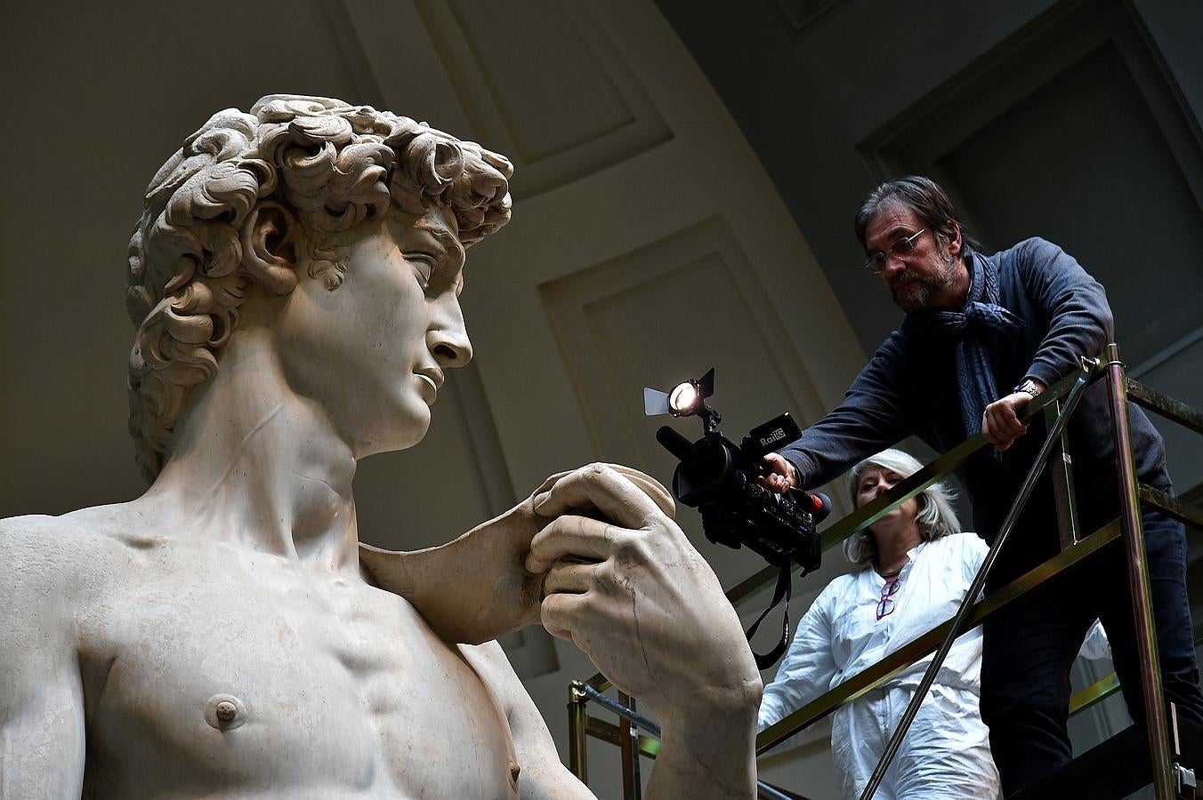 Un periodista graba uno de los momentos de la restauración. 