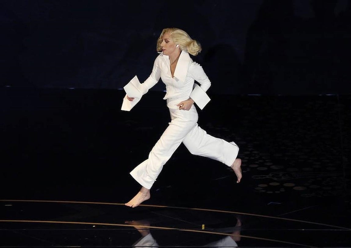 Lady Gaga corre descalza para hacer la actuación de la noche. 