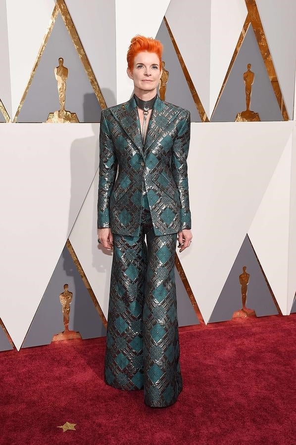 Sandy Powell patinó con un colorido traje de pantalón multicolor y un cabello anarajado fuscia. 