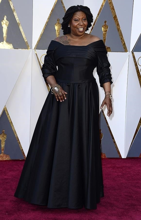 La mítica actriz Whoopi Goldberg no acertó con un vestido de cuello de barca negro y una amplia falda de vuelo. 