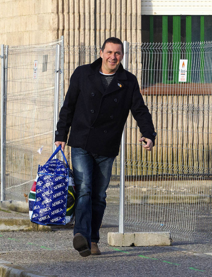 on una bolsa deportiva de Sudáfrica en la mano, entre gritos de «independencia» y «lendakari» y a favor de la amnistía y el acercamiento de presos etarras. Desde una celda, minutos antes de que saliera, se ha agitado una bandera de la Real Sociedad. 