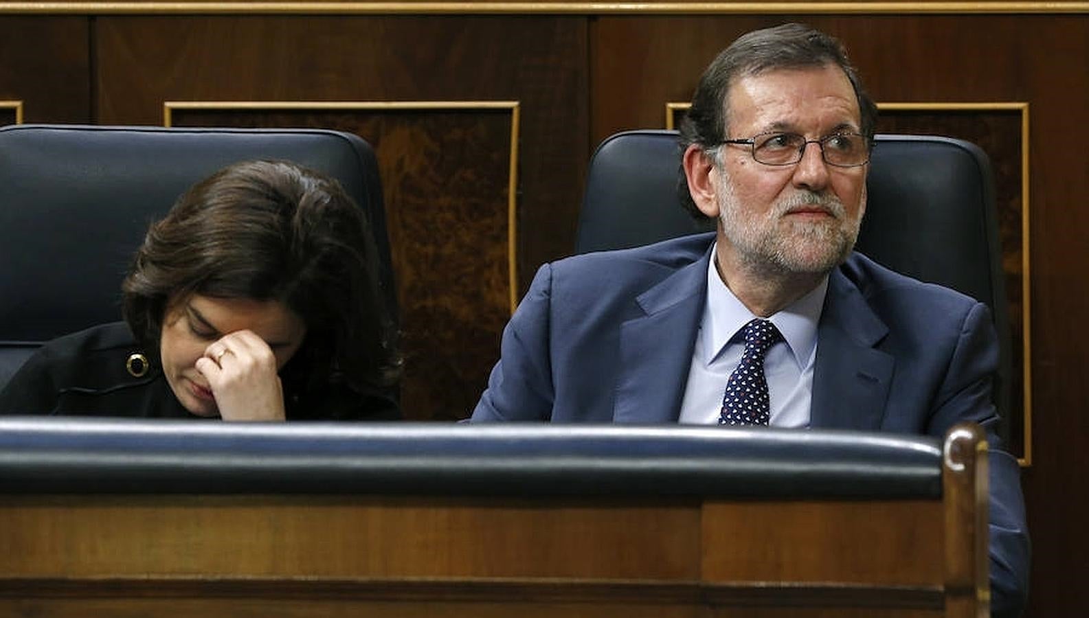 Soraya Sáenz de Santamaría y Mariano Rajoy, del PP, escuchan el discruso de Pedro Sánchez. 