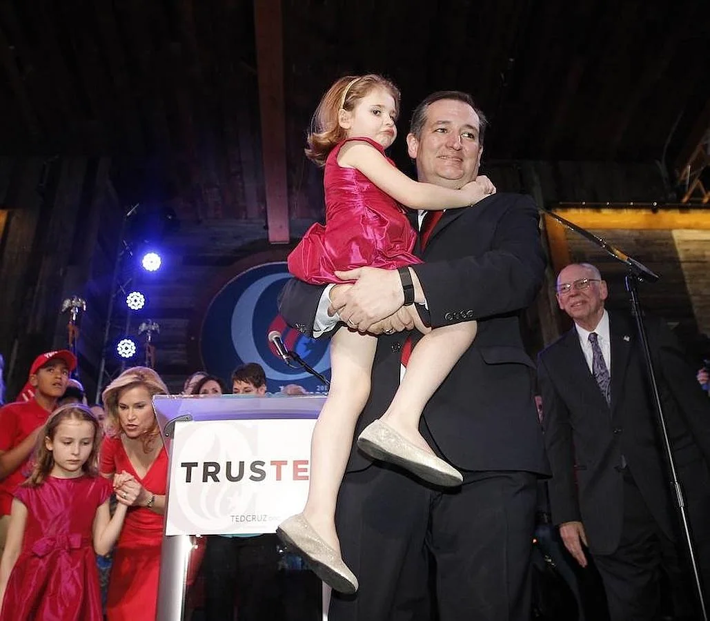El candidato republicano Ted Cruz sostiene a su hija Catherine en los brazos