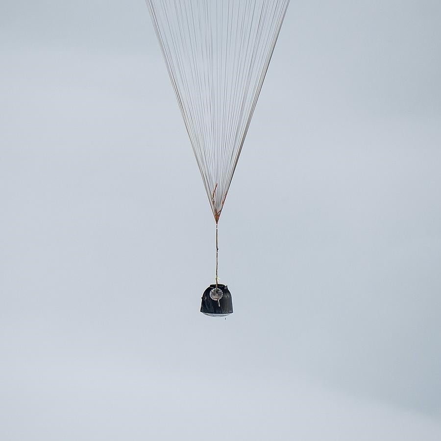 El interior de la nave se puede ver por la escotilla. 