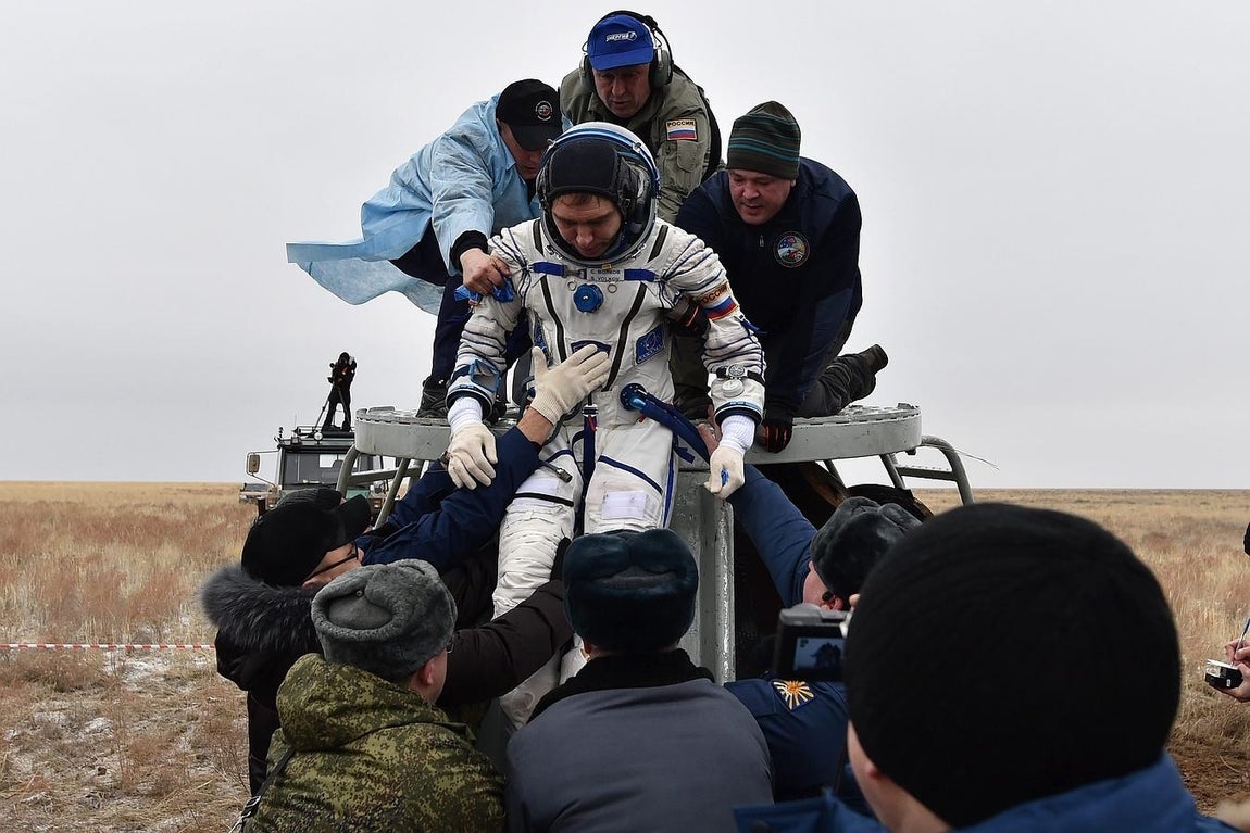 El cosmonauta ruso Serguéi Volkov abandona la nave rusa Soyuz TMA-18M. 