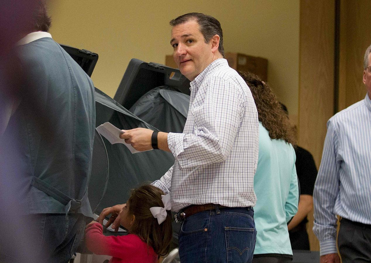 Ted Cruz, antes de depositar su voto en Texas