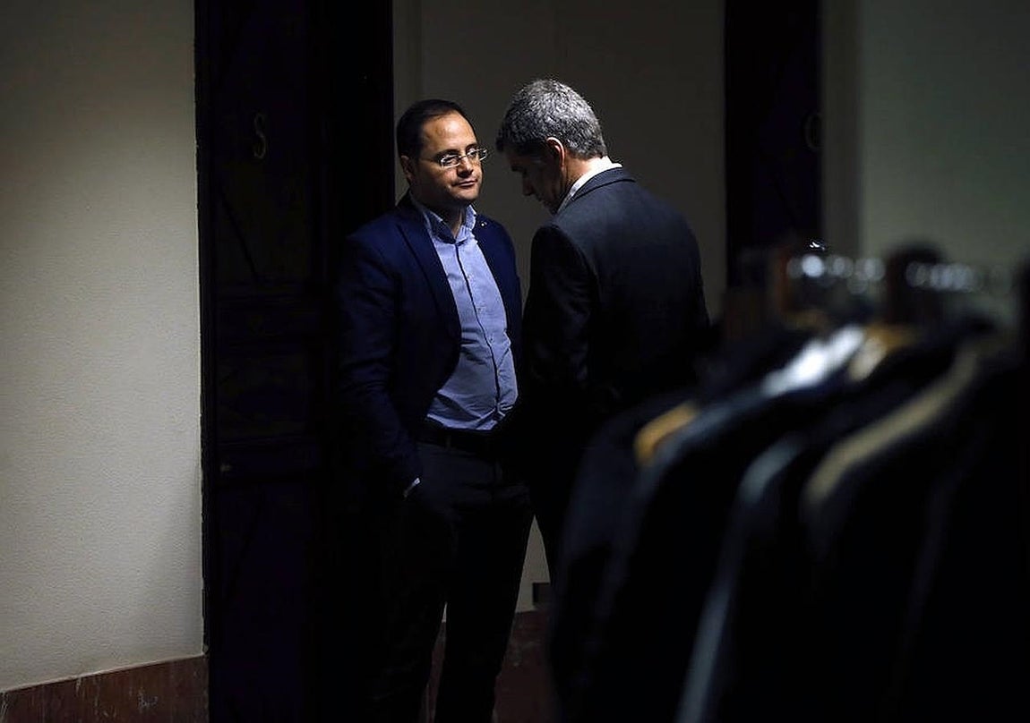 Las imágenes más destacadas de la segunda jornada de la Investidura de Sánchez. También los pasillos han estado muy concurridos, aquí el fotógrafo capta la conversación discreta entre los diputados del PSOE, César Luena y el de Ciudadanos, Toni Cantó