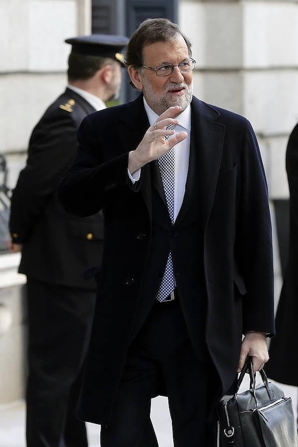 Las imágenes más destacadas de la segunda jornada de la Investidura de Sánchez. Rajoy a su llegada al Congreso de los Diputados