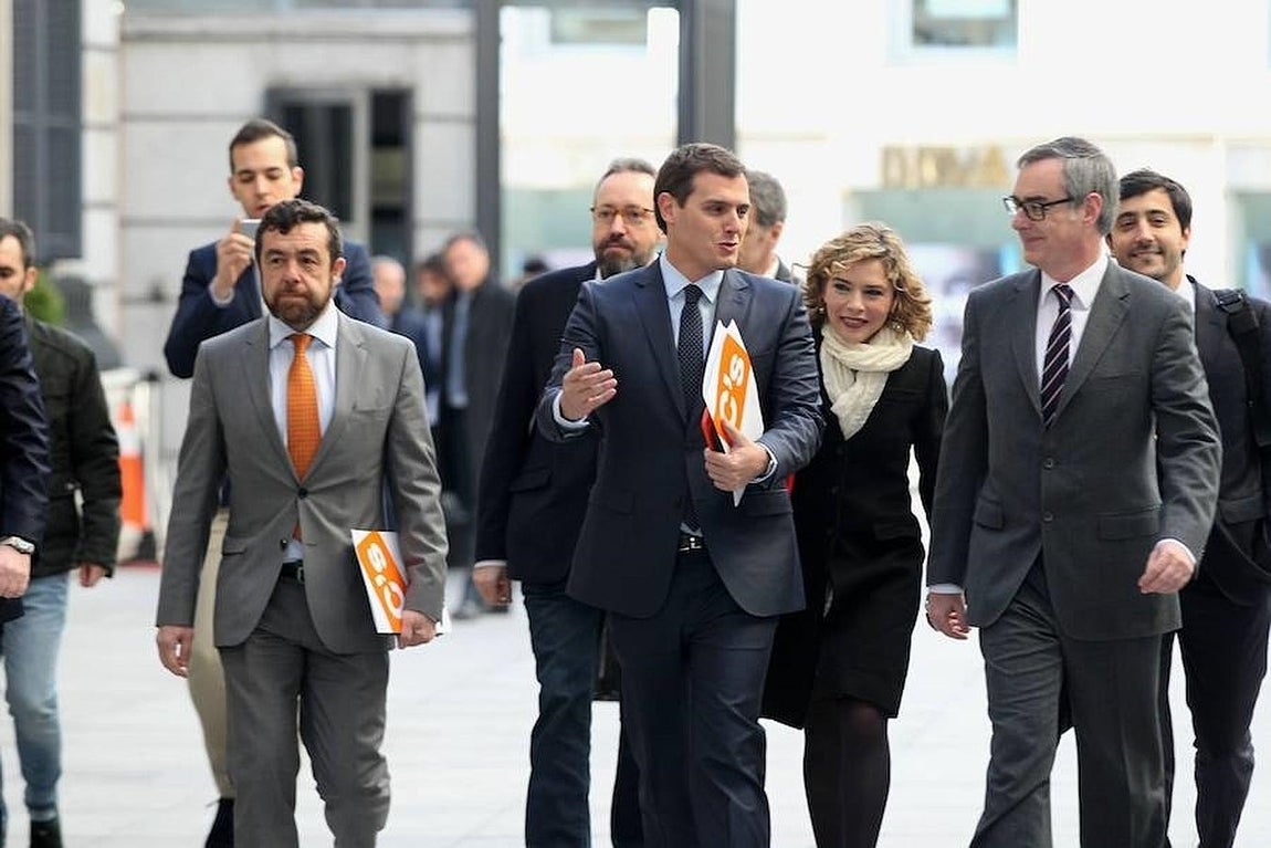 Las imágenes más destacadas de la segunda jornada de la Investidura de Sánchez. El presidente de Ciudadanos, Albert Rivera, junto a otros parlamentarios de su formación a su llegada al Congreso