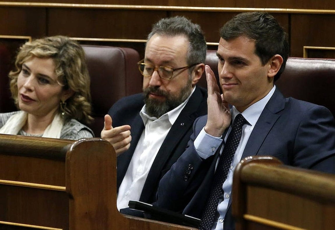 Las imágenes más destacadas de la segunda jornada de la Investidura de Sánchez. El presidente de Ciudadanos, Albert Rivera, ha sido uno de los blancos favoritos de discurso de Pablo Iglesias quien ha denominado como «naranja mecánica» a la formación