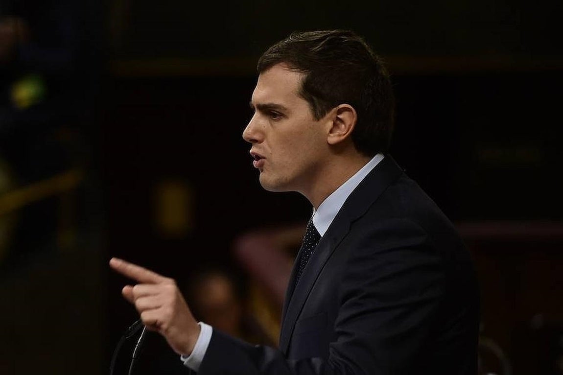 Las imágenes más destacadas de la segunda jornada de la Investidura de Sánchez. Rivera ha respondido a las referencias de Pablo Iglesias a la «naranja mecánica» afeándole el reparto de ministerios que realizó al inicio de las negociaciones