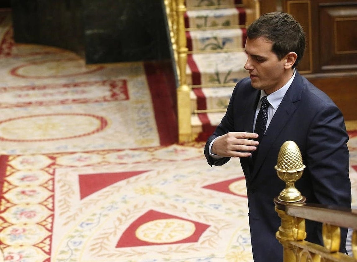 Las imágenes más destacadas de la segunda jornada de la Investidura de Sánchez. Albert Rivera, presidente de Ciudadanos, ha abierto y cerrado su discurso con el primer presidente de la Democracia, Adolfo Suárez