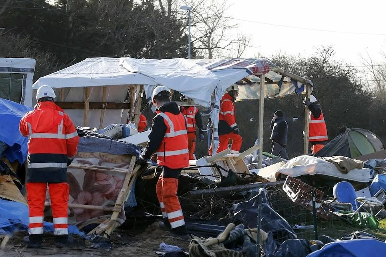 En los dos primeros días de trabajo se habían desmantelado las chabolas que había en unos 15.000 metros cuadrados de la parte sur del campamento de inmigrantes de Calais