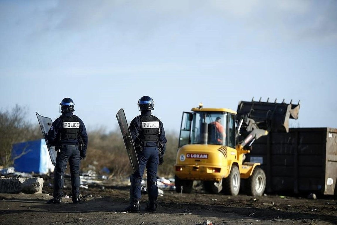 En los dos primeros días de trabajo se habían desmantelado las chabolas que había en unos 15.000 metros cuadrados de la parte sur del campamento de inmigrantes de Calais. 