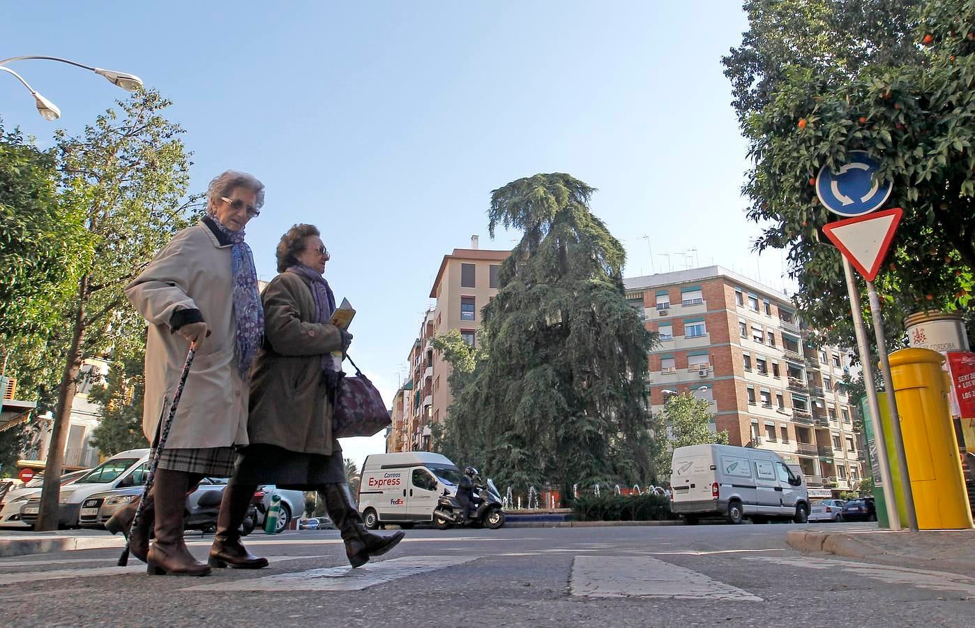 Un barrio con muchas barreras físicas. Los residentes se preguntan cómo es posible que en uno de los barrios con la población más envejecida no se haya aplicado un plan integral para eliminar todos los acerados y acabar con las barreras arquitectónicas que dificultan el día a día de sus vecinos.