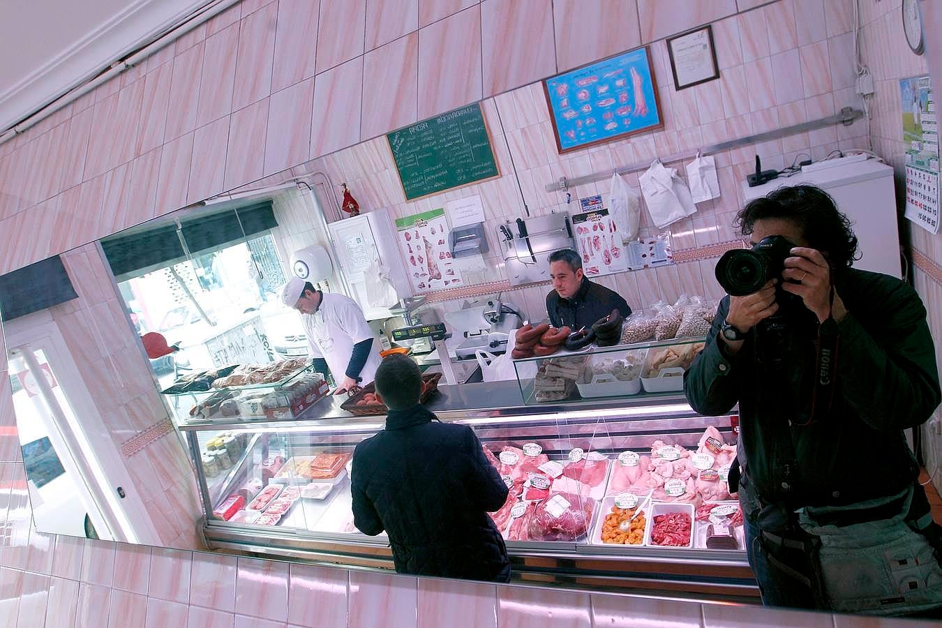 Gente nueva en negocios de antaño. En Ciudad Jardín son muchos los jóvenes que mantienen viva la llama del comercio de cercanía que ha sido siempre una seña de identidad en el barrio. En gran parte motivados por la alta tasa de desempleo juvenil y la escasez de oportunidades.