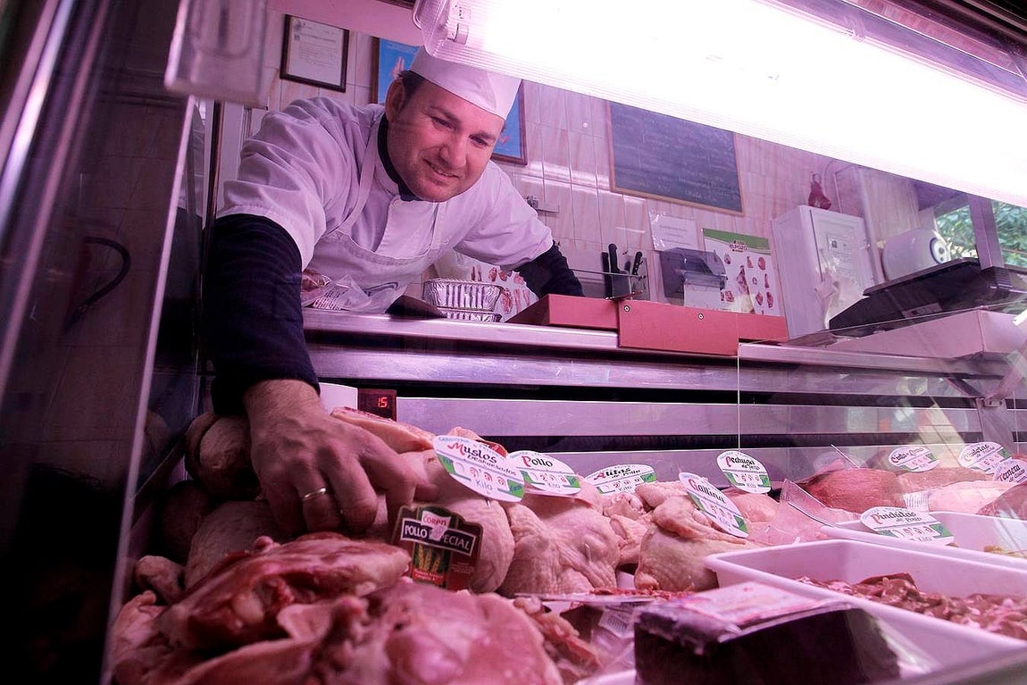 Comercios de cercanía. En los negocios de Ciudad Jardín todavía se fía a los vecinos. Se apunta sus cuentas en una libreta y los clientes tienen siempre a mano el teléfono del negocio para que les suban los recados. En la carnicería Felipe II, además, se hacen guisos diarios enfocados a la población estudiante y a las personas mayores que no tienen tiempo o no están ya en condiciones para hacerse cargo de los fogones de la casa.