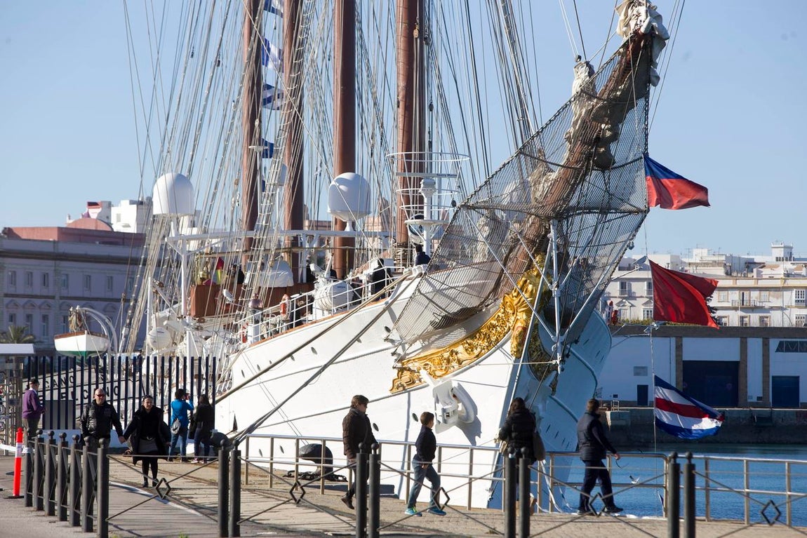 El buque escuela Juan Sebastián de Elcano, en Cádiz