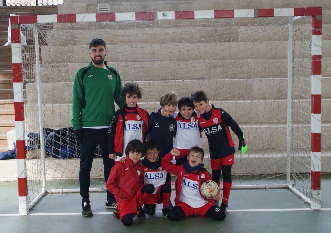 Antamira: Arriba de izquierda a derecha: Diego (entrenador), Javier, Samuel, Gianpiero y Álvaro. Debajo de izquierda a derecha: Adrián, Ander y Pablo. 
