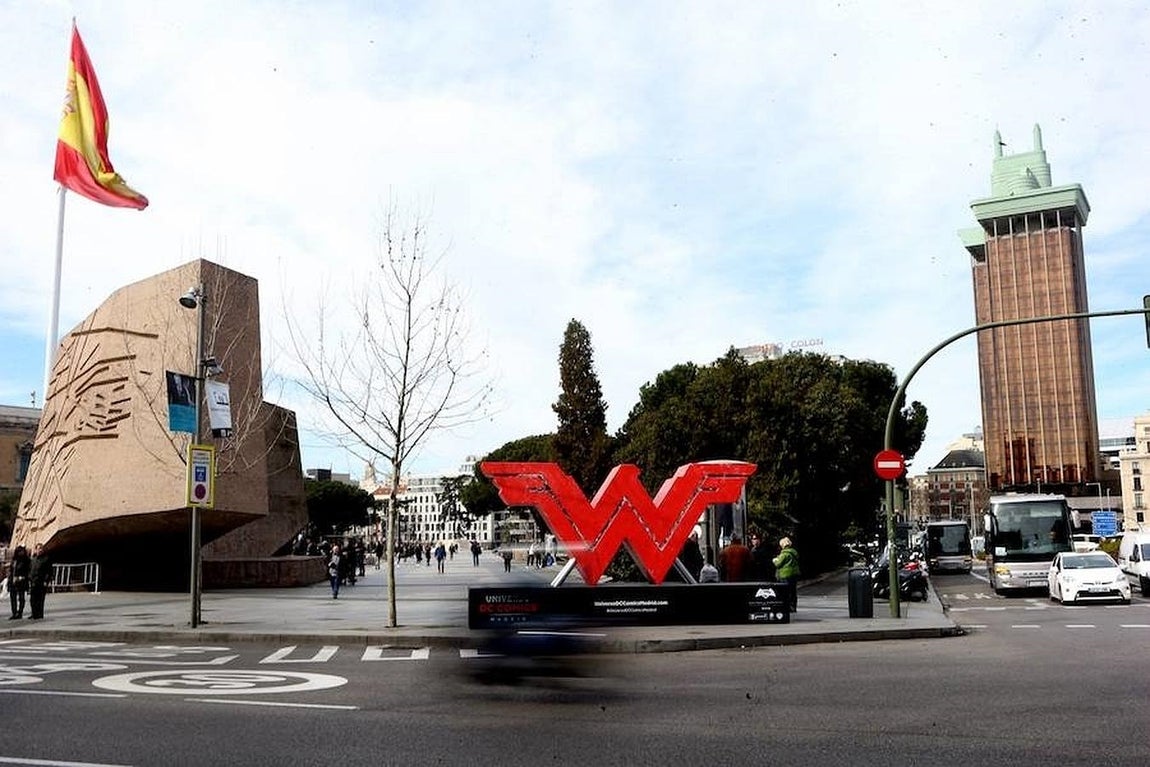 2. Logo de Wonder Woman en la plaza de Colón