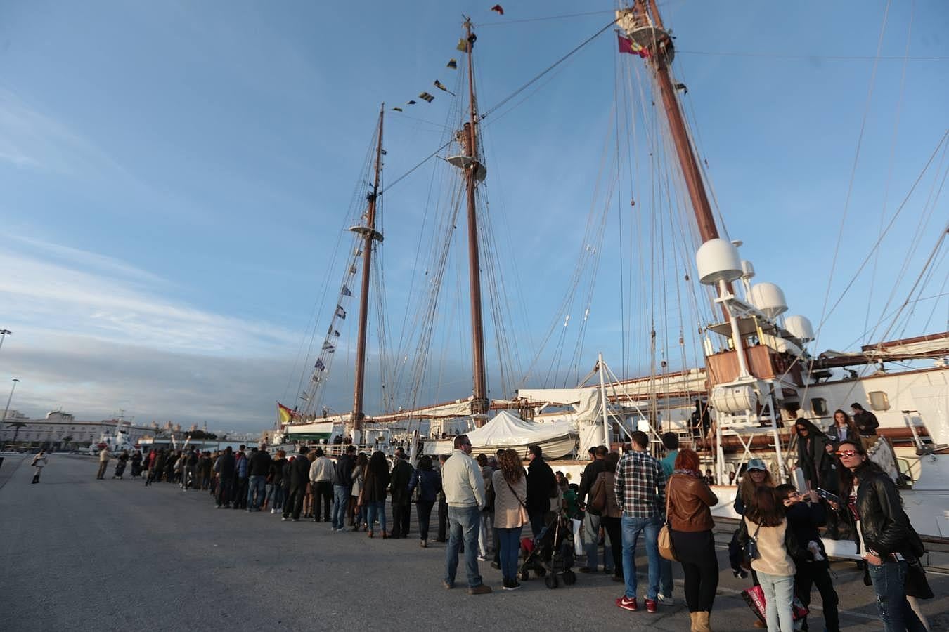 Fotos: Máxima expectación en el buque Elcano