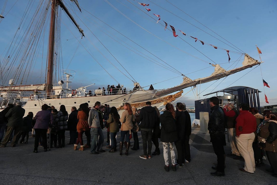 Fotos: Máxima expectación en el buque Elcano