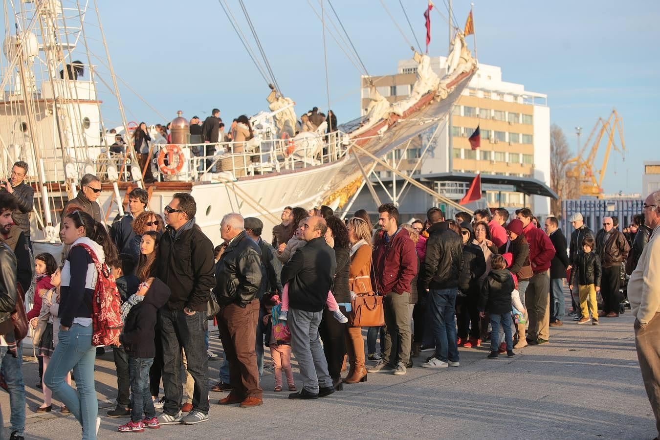 Fotos: Máxima expectación en el buque Elcano