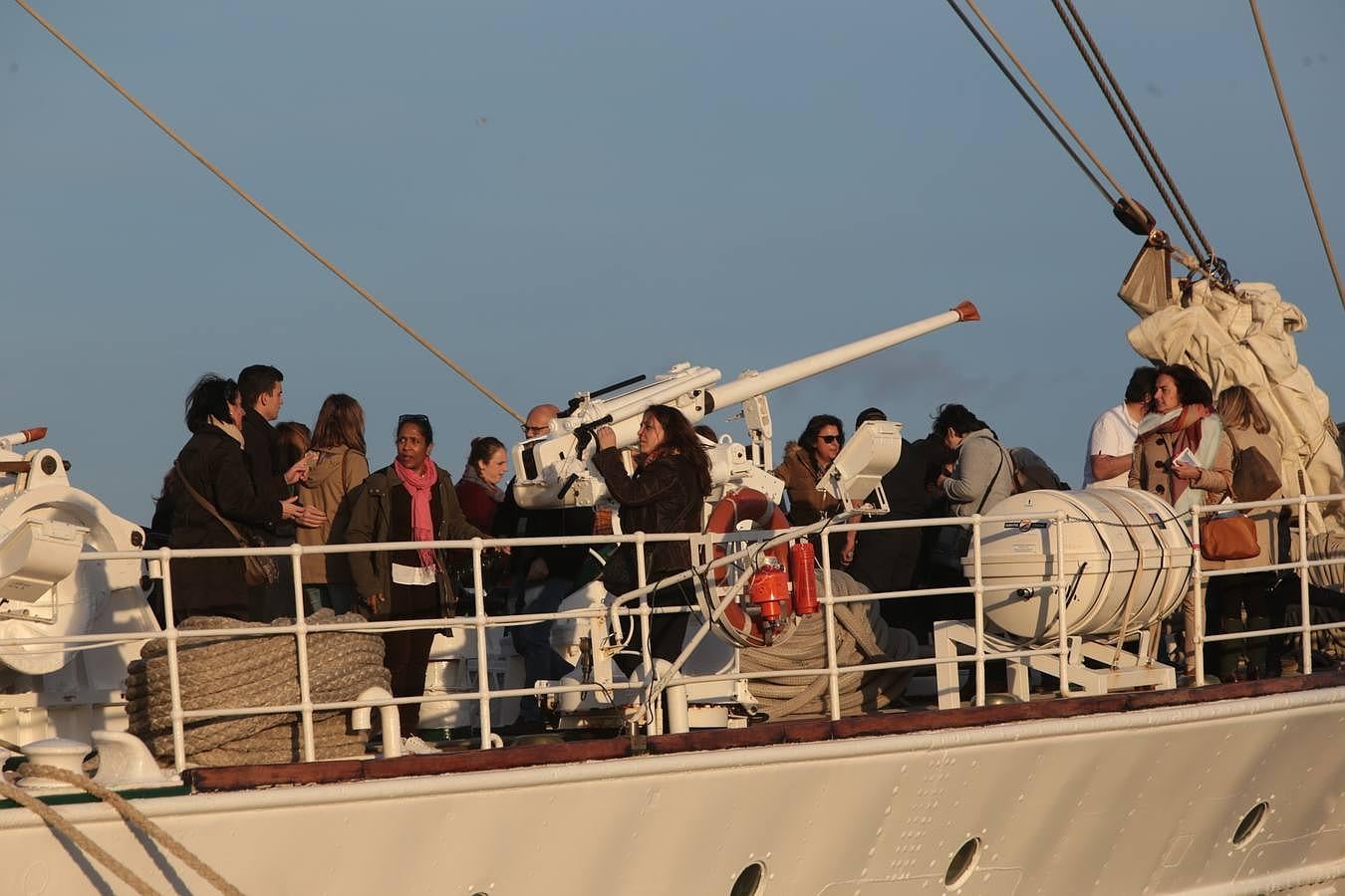 Fotos: Máxima expectación en el buque Elcano