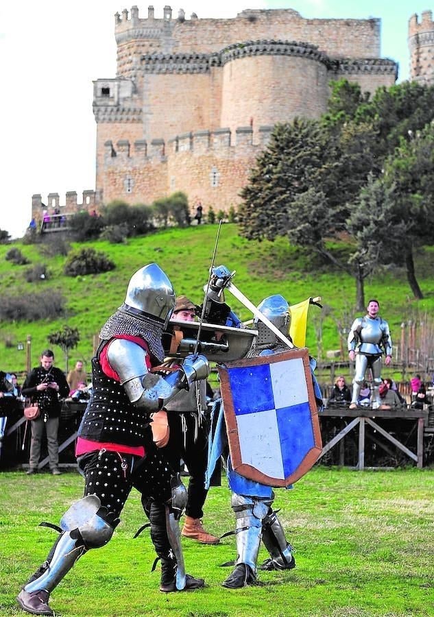 3. Entrenamiento del equipo madrileño de lucha medieval «Ursus Custodes», ayer en el Castillo de Manzanares el Real