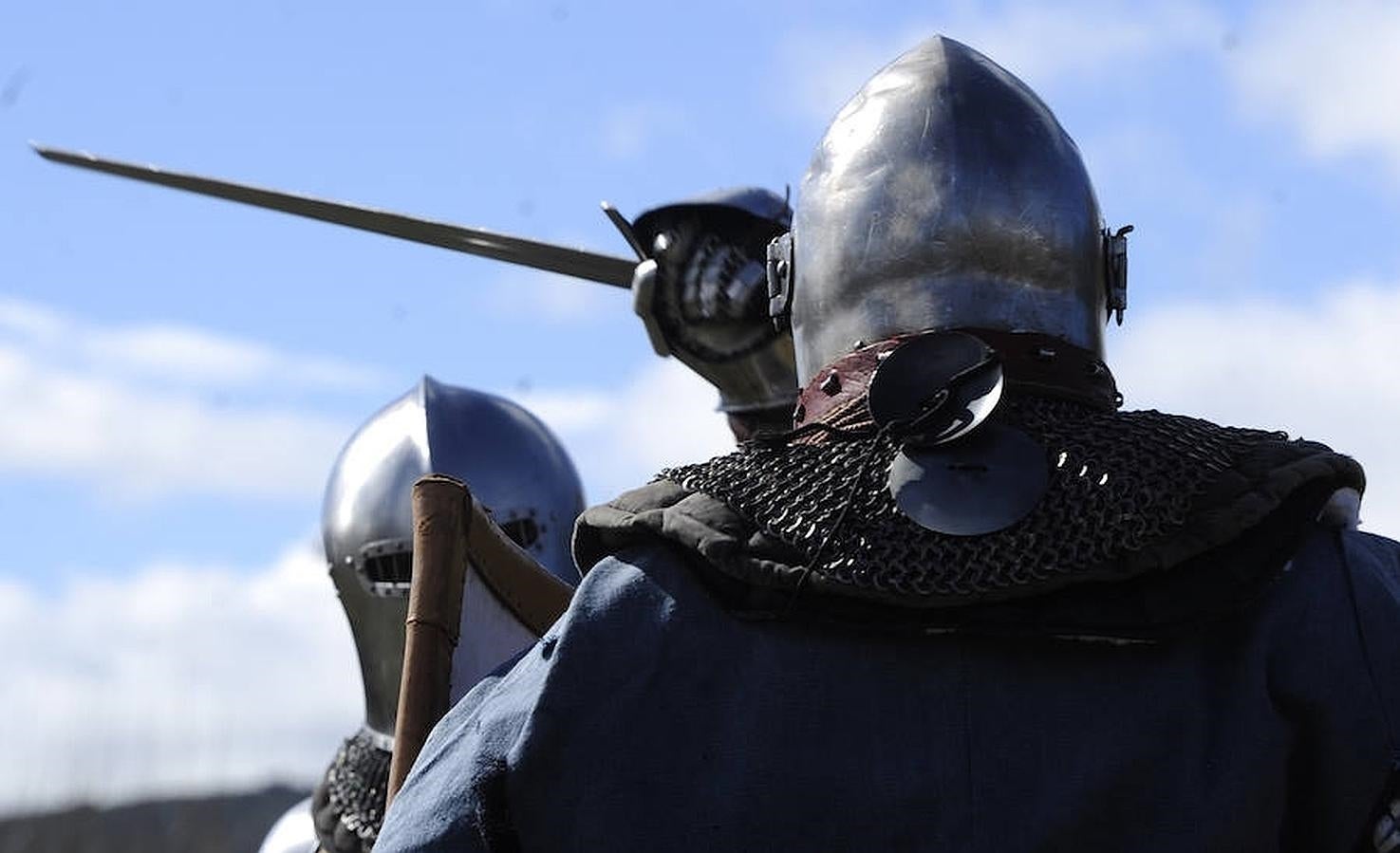 4. Entrenamiento del equipo madrileño de lucha medieval «Ursus Custodes», ayer en el Castillo de Manzanares el Real