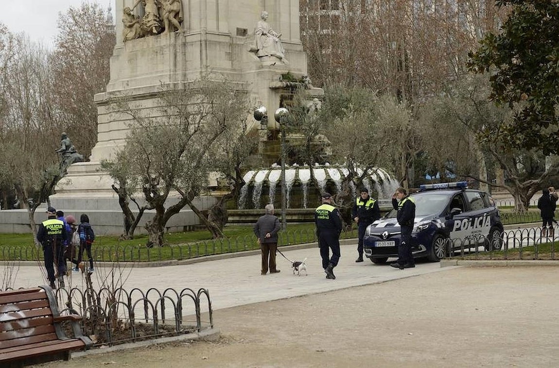 2. Vigilancia policial en la Plaza de España