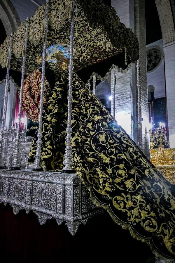 La Virgen de Gracia y Amparo ya está en su palio acompañada de San Juan