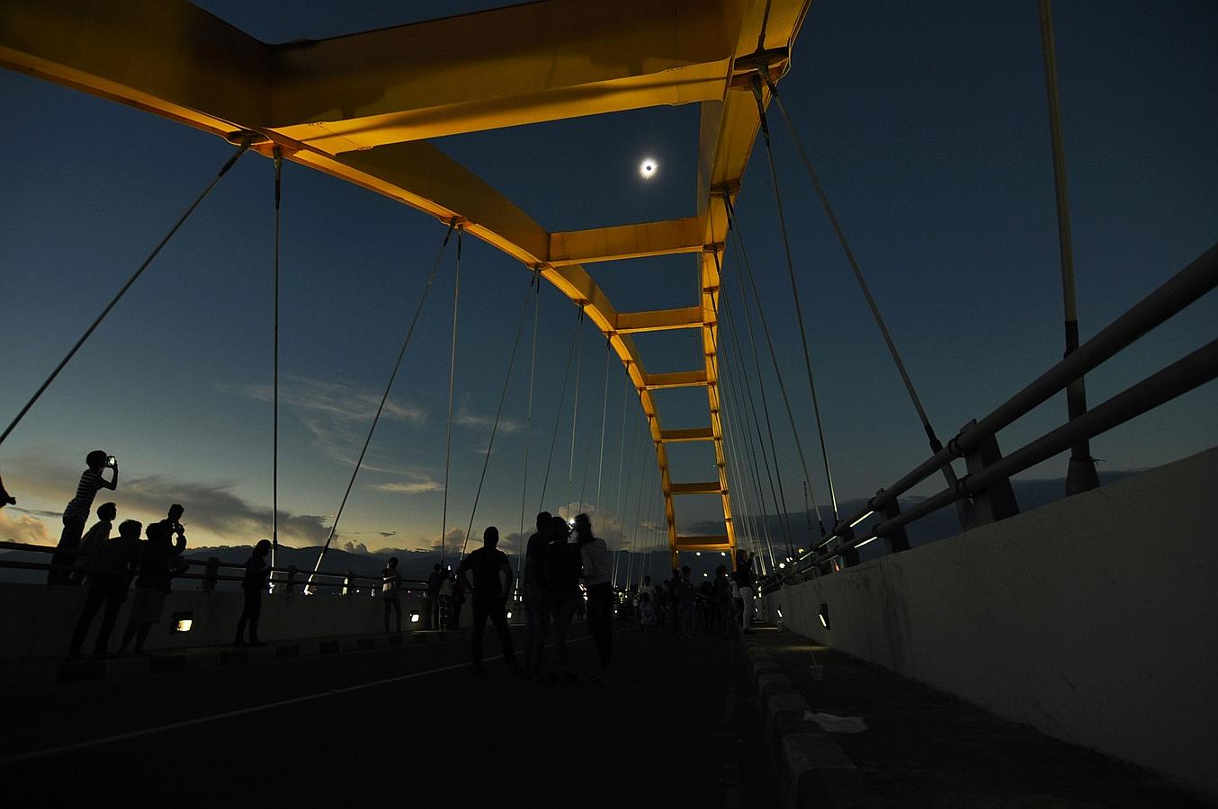 Un grupo de personas observa el eclipse total de sol desde Indonesia. 