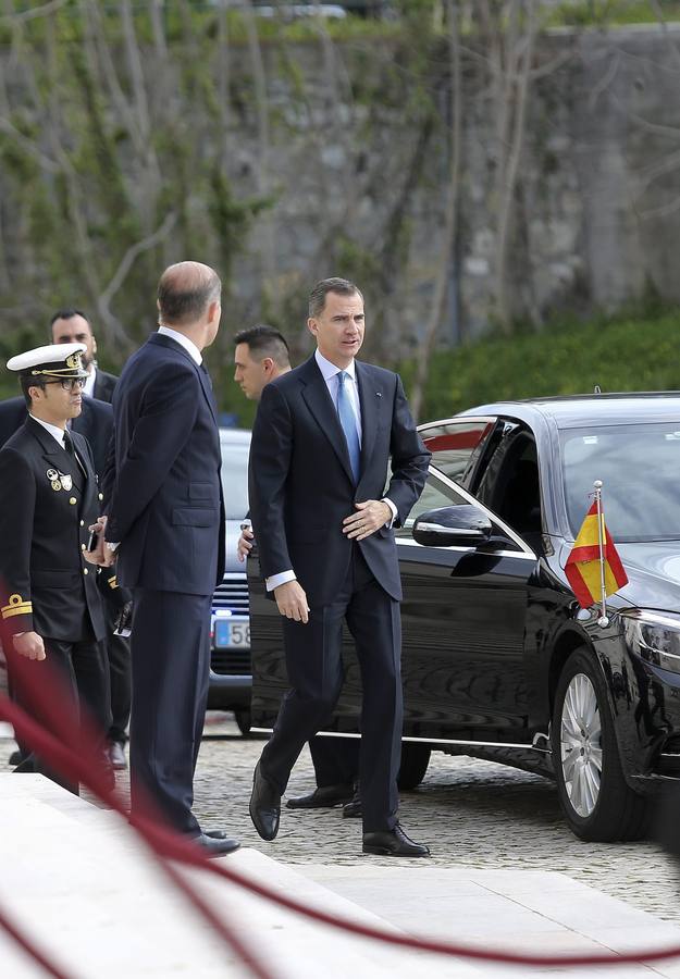 Felipe VI saluda a su llegada a la Asamblea de la República para asistir, en calidad de testigo de honor, a la ceremonia de investidura de Marcelo Rebelo de Sousa como presidente de Portugal, en sustitución de su correligionario Aníbal Cavaco Silva, en Lisboa (Portugal) 