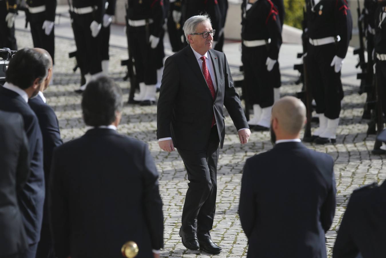 El presidente de la Comisión Europea, Jean-Claude Juncker (c), llega a la Asamblea de la República para asistir a la ceremonia de investidura de Marcelo Rebelo de Sousa como presidente de Portugal, en sustitución de su correligionario Aníbal Cavaco Silva, en Lisboa (Portugal) 