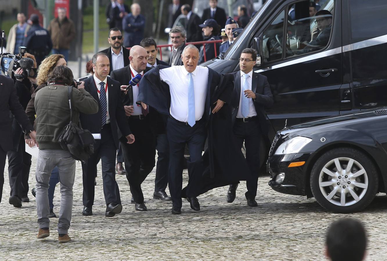 El presidente electo de Portugal, Marcelo Rebelo de Sousa (2º dcha), se pone la chaqueta a su llegada a la Asamblea de la República para asistir a su ceremonia de investidura omo presidente de Portugal, en sustitución de su correligionario Aníbal Cavaco Silva, en Lisboa (Portugal). 