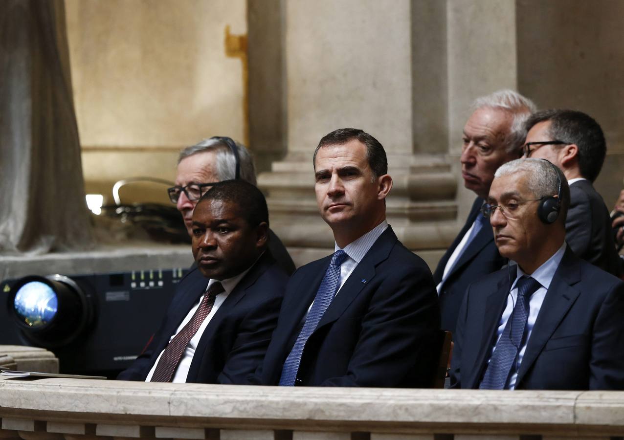 Felipe VI (c), sentado junto al presidente de Mozambique, Filipe Nuysi (2º izq), y el presidente de la Comisión Europea, Jean-Claude Juncker (izq), asisten a la ceremonia de investidura del presidente electo Marcelo Rebelo de Sousa como presidente de Portugal en la Asamblea de la República, Lisboa (Portugal)