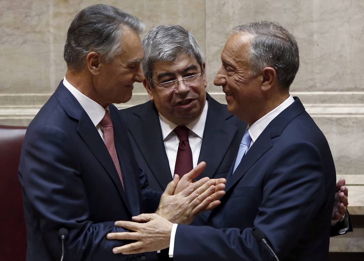 Marcelo Rebelo de Sousa (dcha) jura el cargo como presidente de Portugal en presencia del presidente la Asamblea de la República, Eduardo Ferro Rodrigues (c),y su antecesor, Anibal Cavaco Silva, durante la ceremonia de investidura en la Asamblea de la República en Lisboa (Portugal). 