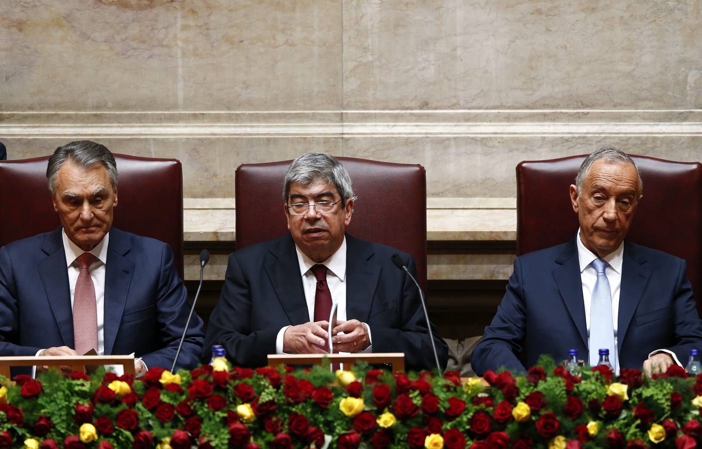 El presidente electo Marcelo Rebelo de Sousa (dcha), el presidente la Asamblea de la República, Eduardo Ferro Rodrigues (c), y el presidente de Portugal saliente, Anibal Cavaco Silva (izq), participan en la ceremonia de investidura de Rebelo como presidente de Portugal en la Asamblea de la República en Lisboa (Portugal). 