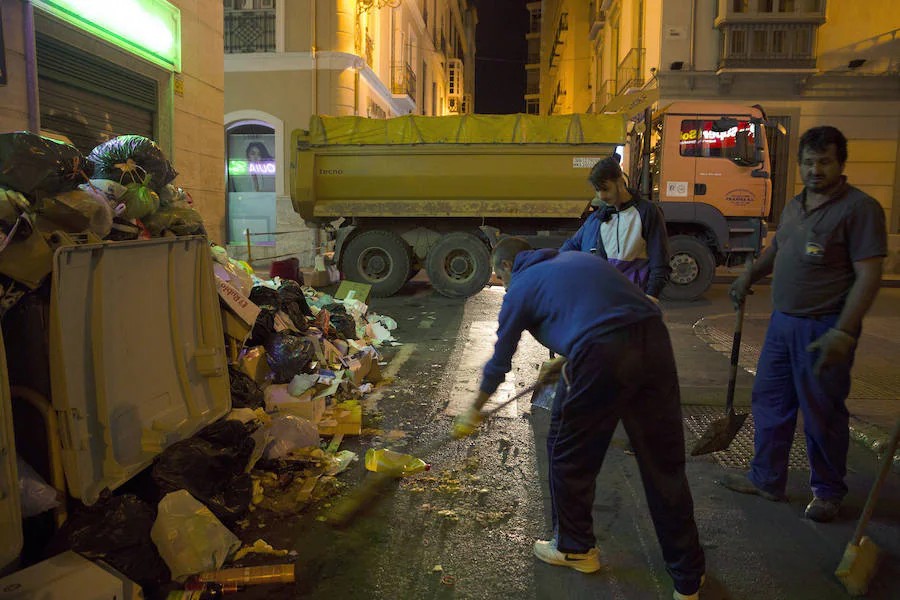 Las imágenes más impactantes de la huelga de limpieza en Málaga. El conflicto se ha endurecido después de que el Ayuntamiento, alegando razones de seguridad y de salud pública, contratara a una empresa externa para la recogida de los residuos. Lo que denunciará el comité de emrpesa de «Limasa» ante los tribunales por presunta vulneración del derecho de huelga