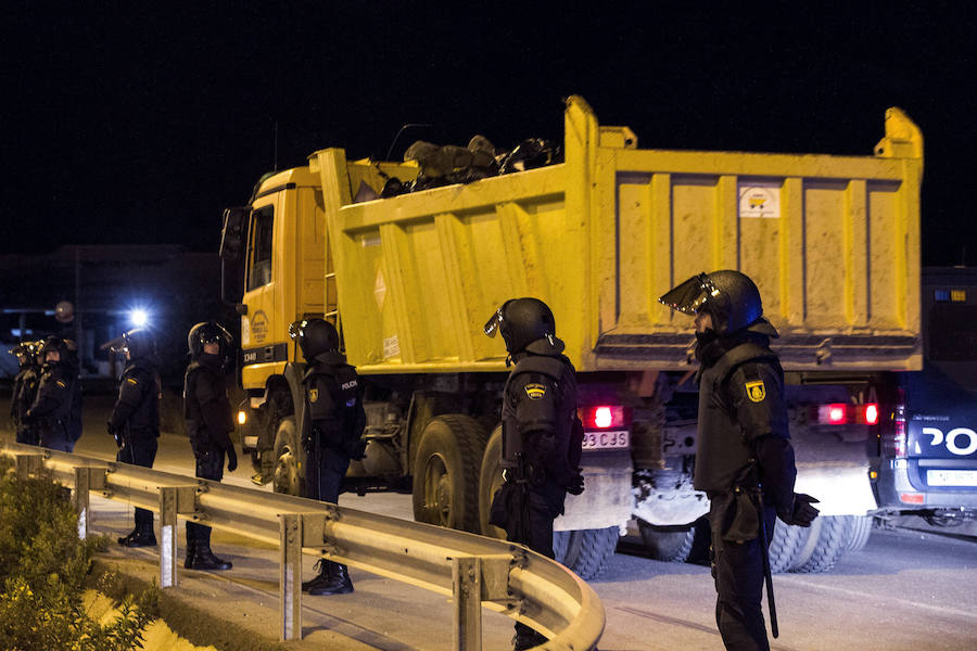 Las imágenes más impactantes de la huelga de limpieza en Málaga. Los operarios de esta empresa externa han contado con escolta policial para poder llevar a cabo su labor
