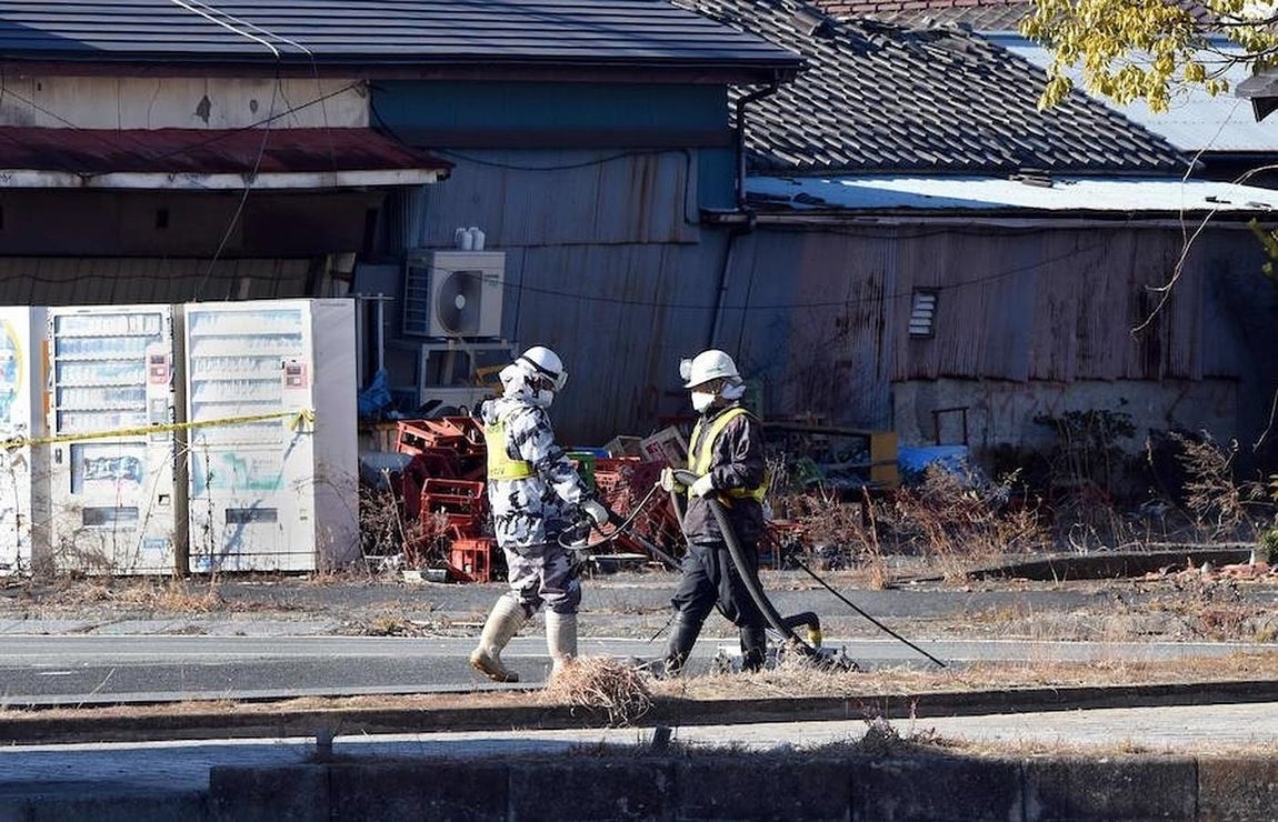Trabajos de descontaminación en la carretera de Namie, en la prefectura de Fukushima, el pasado 11 de febrero. 