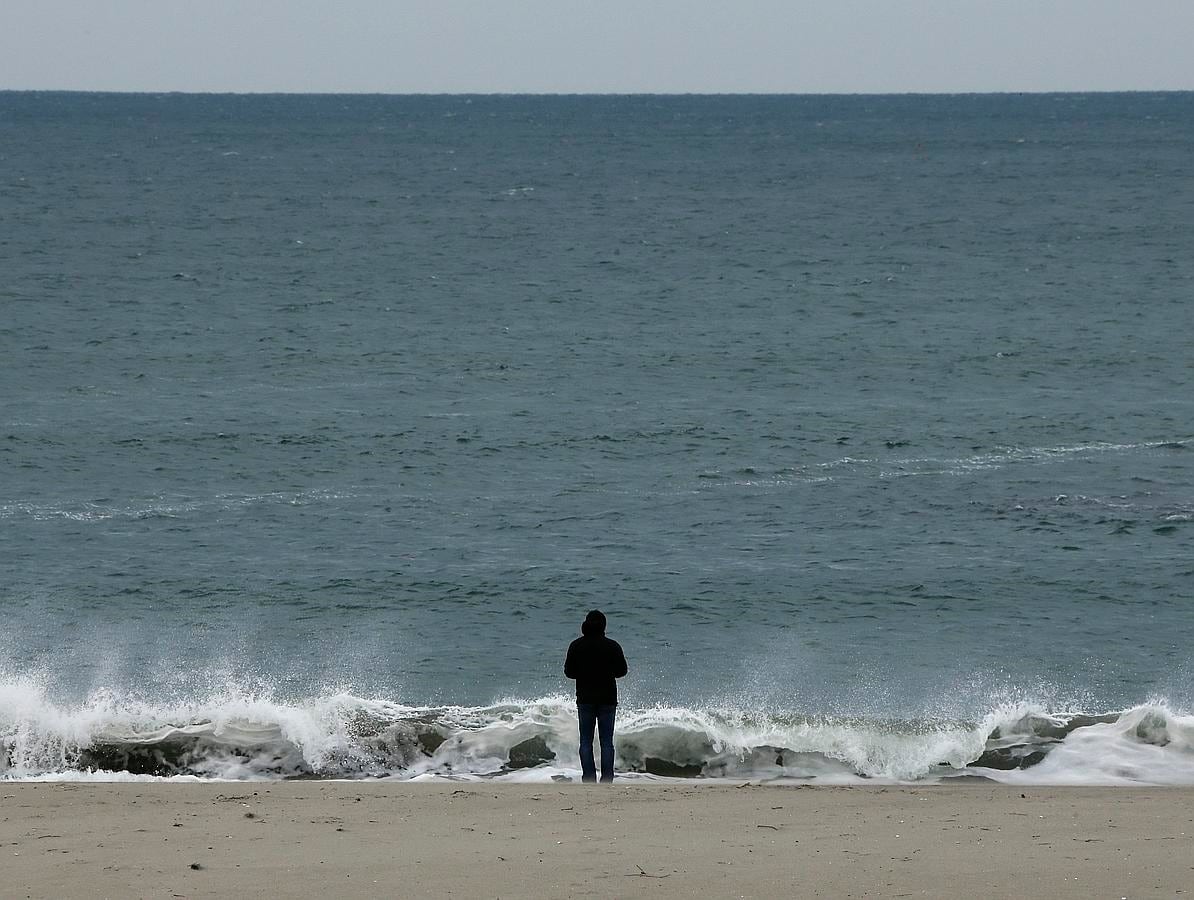 Un hombre observa el mar desde la devastada localidad de Arahama, en el distrito costero de Sendai, en la perfectura de Miyagi (Japón) este 10 de marzo 