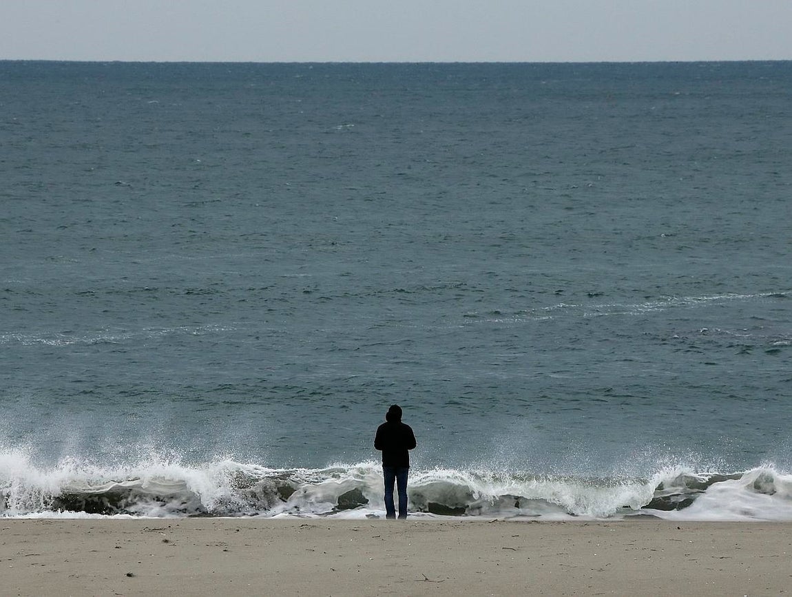Un hombre observa el mar desde la devastada localidad de Arahama, en el distrito costero de Sendai, en la perfectura de Miyagi (Japón) este 10 de marzo. 
