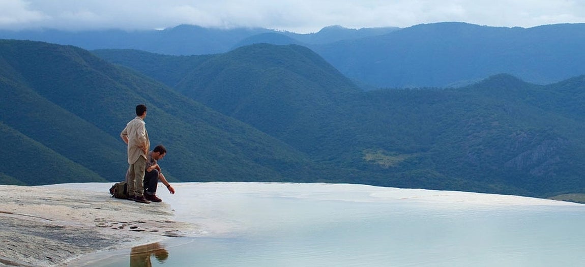 Hierve el agua, en Oaxaca. Este es un lugar ideal para ver el agua de hace miles de años parada en el tiempo. Cascadas petrificadas que se formaron por el alto contenido en minerales que transportaron sus aguas. A 70 kilómetros de la capital de Oaxaca, se encuentra este bello paisaje que cautivará tus sentidos; una oportunidad inigualable para ver las esculturas que crea la naturaleza. El verde de la sierra, el rumor del viento y, a tus pies, dos enormes cascadas solidificadas. En la parte superior, hay unas pequeñas pozas de aguas termales que brotan a unos 24 grados centígrados.