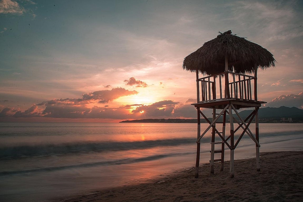 Bucerías en Nayarit. Un paraíso tropical en el Pacífico mexicano ofrece 320 kilómetros de cielos azules, verdes montañas y un sinfín de playas vírgenes. Riviera Nayarit, en el estado de Nayarit, tiene pueblos costeros envidiables.