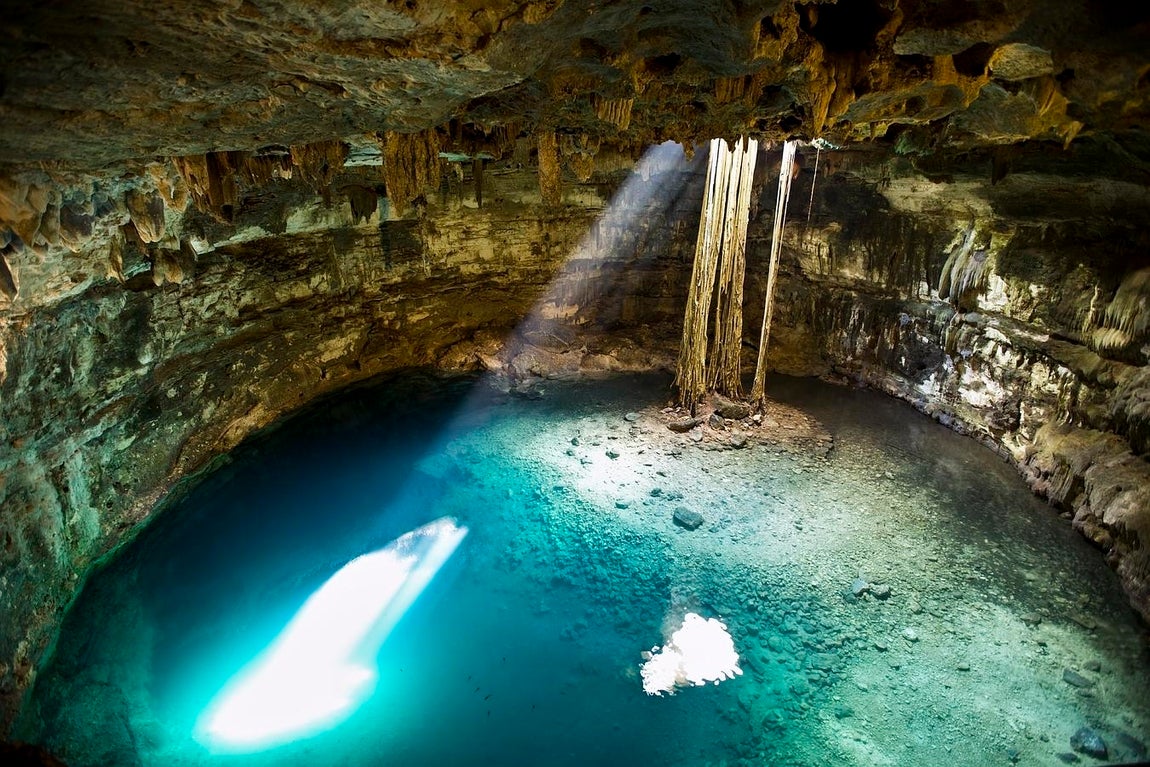 Cenote de Cuzamá. En México tiene lugar un fenómeno único en el mundo: los cenotes. Son hundimientos en el suelo de piedra caliza, que se encuentran principalmente en la península de Yucatán. Los ríos subterráneos de la zona forman cavernas y albercas naturales en las que está permitido bañarse.