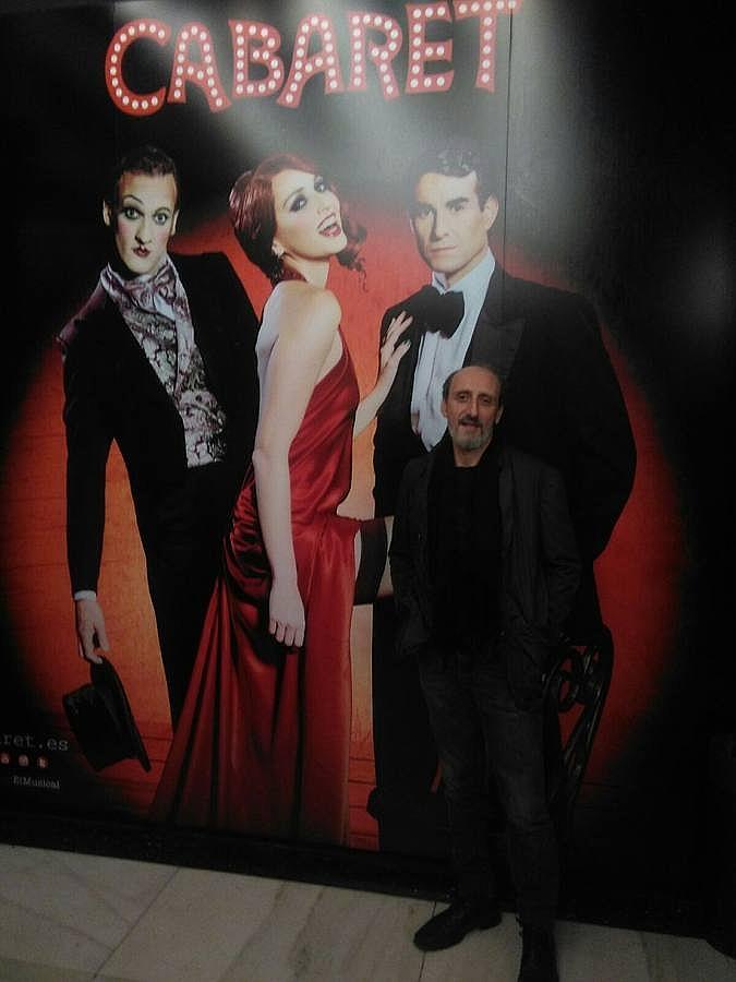 El actor José Luis Gil posa en el photocall del teatro. 